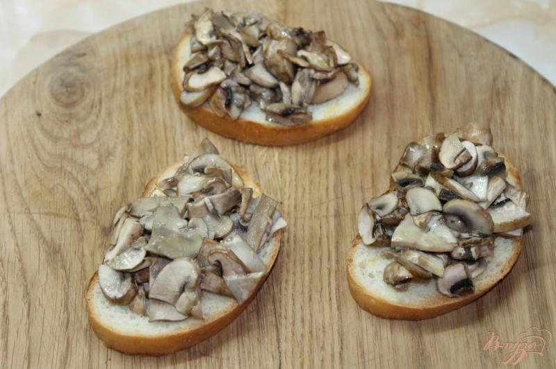 Фото приготовление рецепта: Чесночные бутерброды с грибами и сыром шаг №5