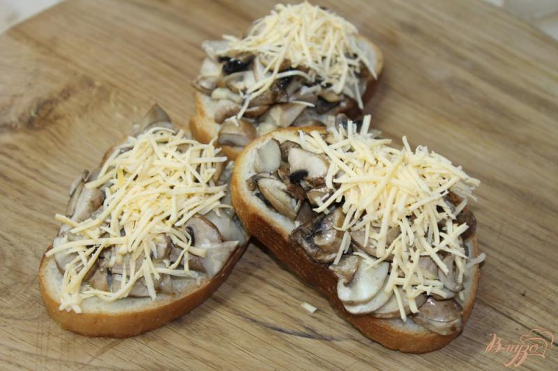 Фото приготовление рецепта: Чесночные бутерброды с грибами и сыром шаг №6