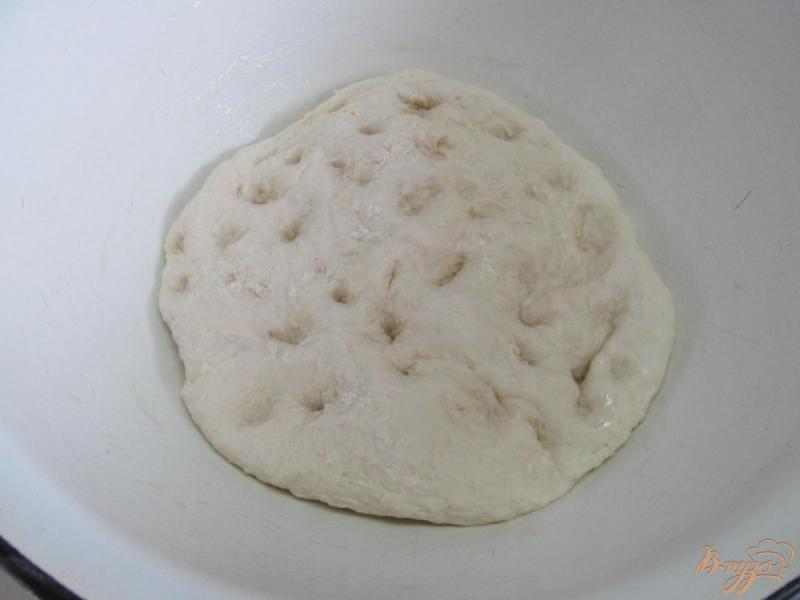 Фото приготовление рецепта: Хлеб-улитка с паприкой и кориандром шаг №6
