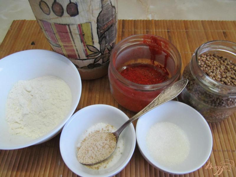 Фото приготовление рецепта: Хлеб-улитка с паприкой и кориандром шаг №1