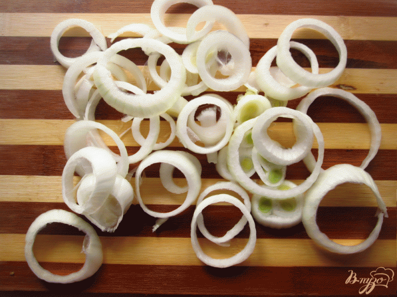 Фото приготовление рецепта: Салат с копчеными сосисками и луком в кляре шаг №4