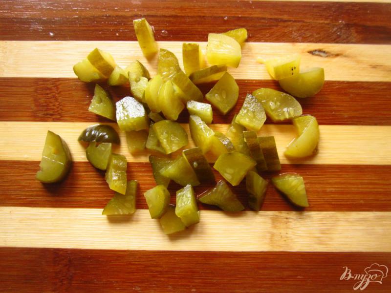 Фото приготовление рецепта: Салат с копчеными сосисками и луком в кляре шаг №3