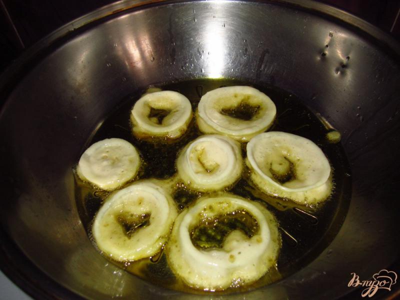 Фото приготовление рецепта: Салат с копчеными сосисками и луком в кляре шаг №6