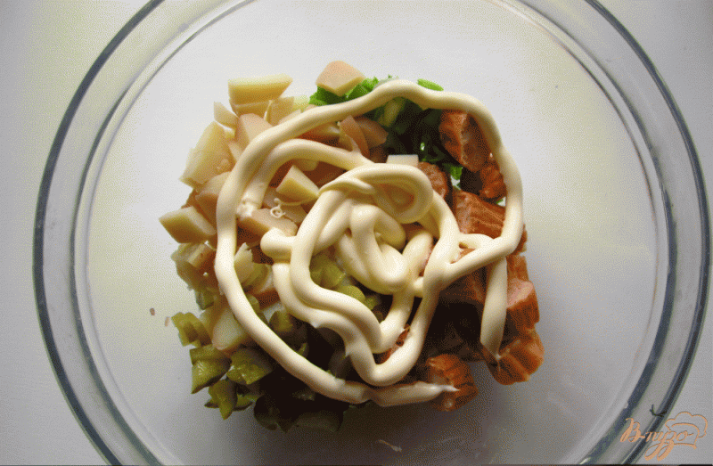 Фото приготовление рецепта: Салат с копчеными сосисками и луком в кляре шаг №8