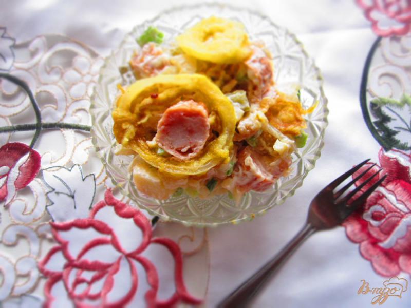 Фото приготовление рецепта: Салат с копчеными сосисками и луком в кляре шаг №9