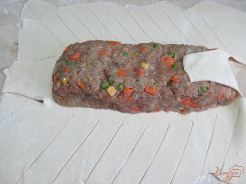 Фото приготовление рецепта: Пирог с мясной начинкой в слоеном тесте шаг №8