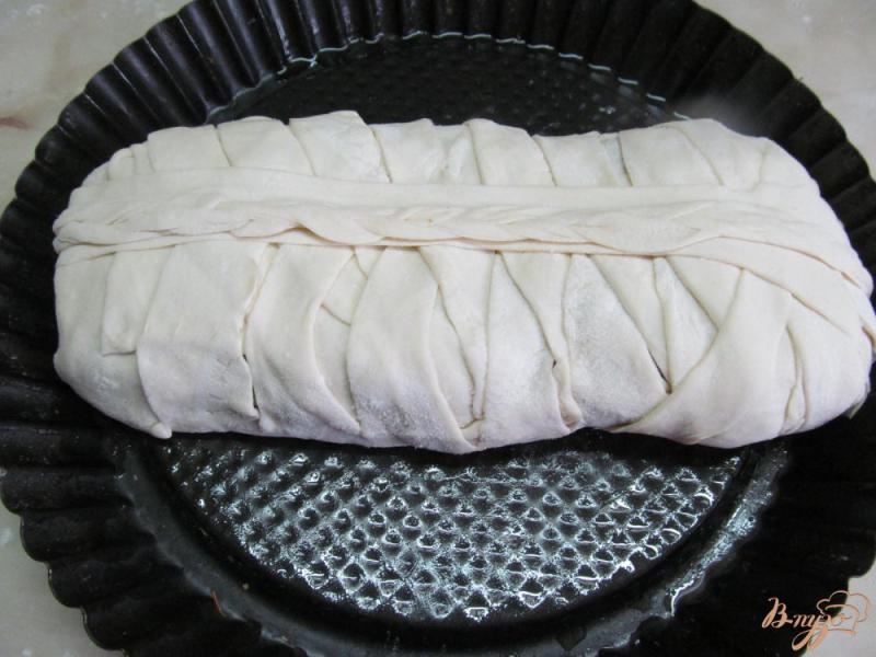 Фото приготовление рецепта: Пирог с мясной начинкой в слоеном тесте шаг №9