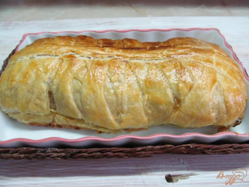 Фото приготовление рецепта: Пирог с мясной начинкой в слоеном тесте шаг №11