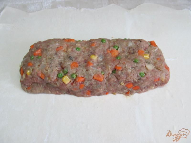 Фото приготовление рецепта: Пирог с мясной начинкой в слоеном тесте шаг №7