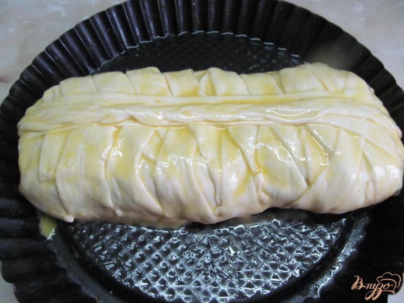 Фото приготовление рецепта: Пирог с мясной начинкой в слоеном тесте шаг №10