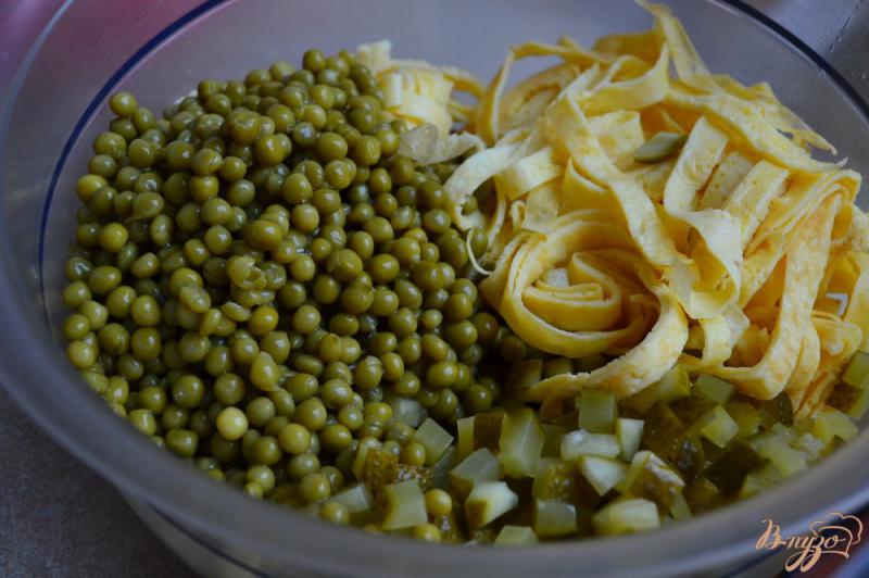 Фото приготовление рецепта: Салат с яичной лапшой шаг №5