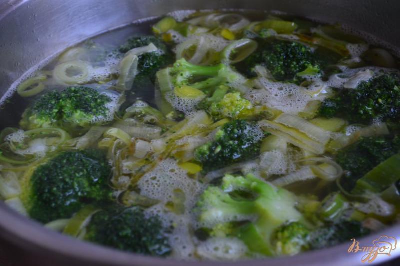 Фото приготовление рецепта: Суп-пюре «Зеленый» с моцареллой шаг №2