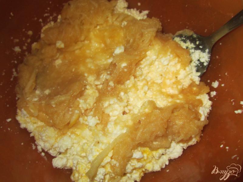 Фото приготовление рецепта: Сырники с яблоками шаг №3