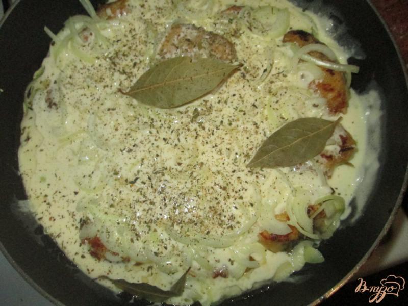 Фото приготовление рецепта: Хек с луком в сметанном соусе шаг №6
