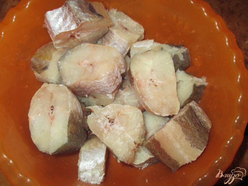 Фото приготовление рецепта: Хек с луком в сметанном соусе шаг №1