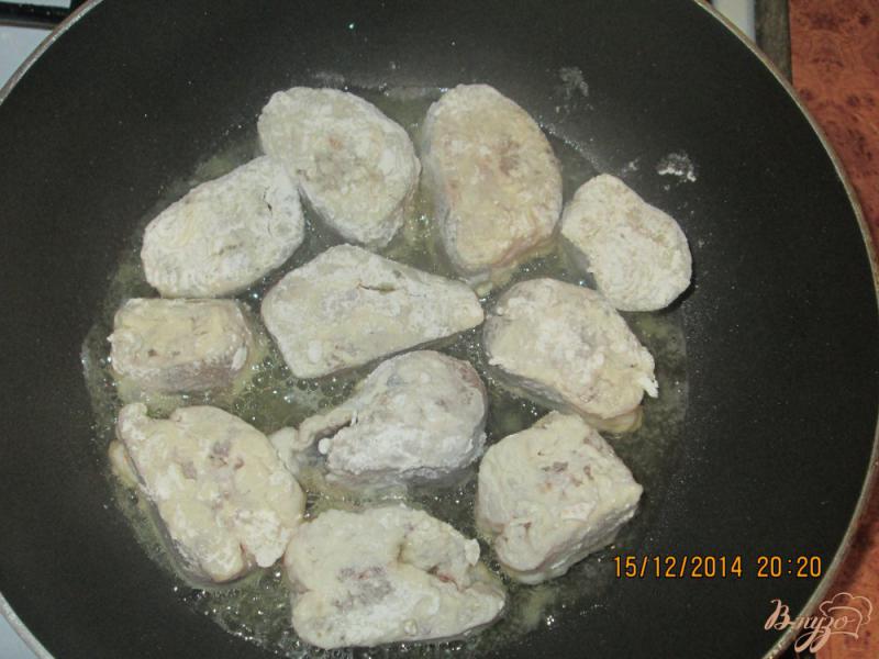 Фото приготовление рецепта: Хек с луком в сметанном соусе шаг №3