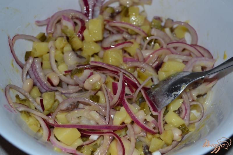 Фото приготовление рецепта: Витаминный салат из белой фасоли и красного лука шаг №7