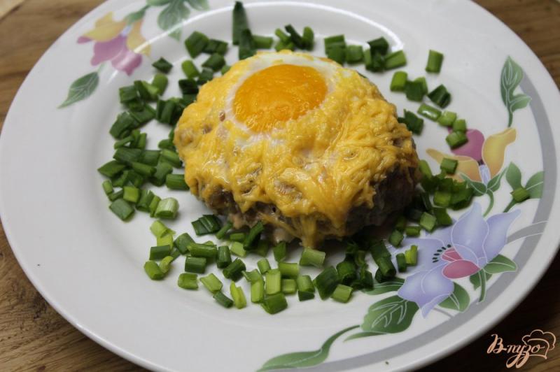Фото приготовление рецепта: Котлета с яйцом и сыром шаг №6