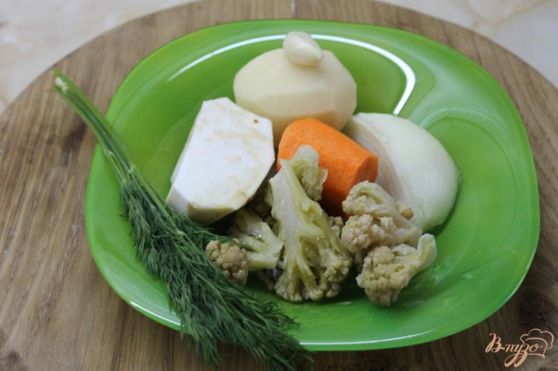 Фото приготовление рецепта: Суп с сельдереем и цветной капустой шаг №1