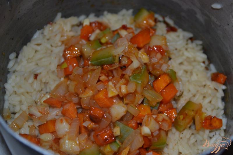 Фото приготовление рецепта: Скумбрия фаршированная рисом с овощами шаг №6