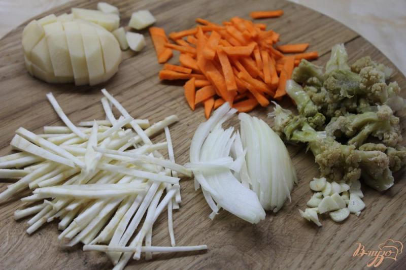 Фото приготовление рецепта: Суп с сельдереем и цветной капустой шаг №2