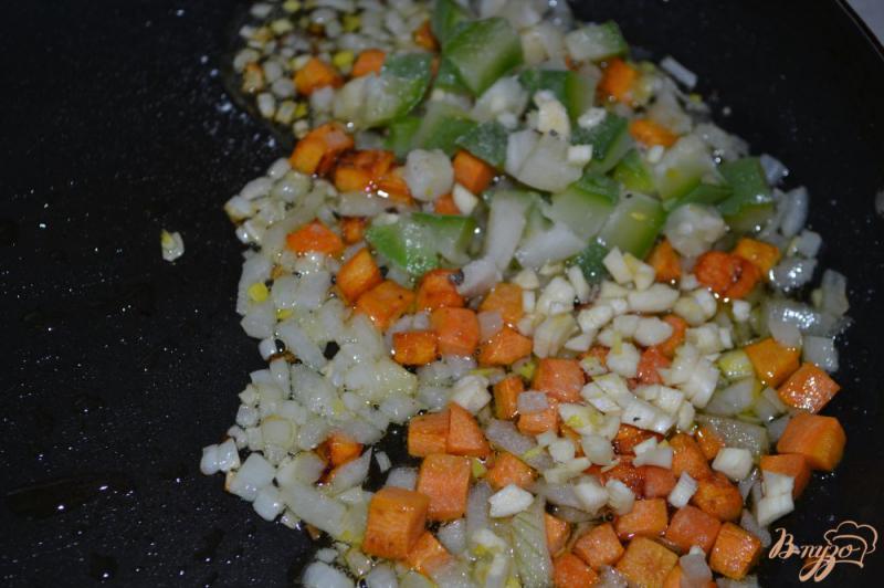 Фото приготовление рецепта: Скумбрия фаршированная рисом с овощами шаг №4