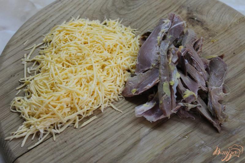 Фото приготовление рецепта: Лаваш с твердым сыром и копченой курицей шаг №4