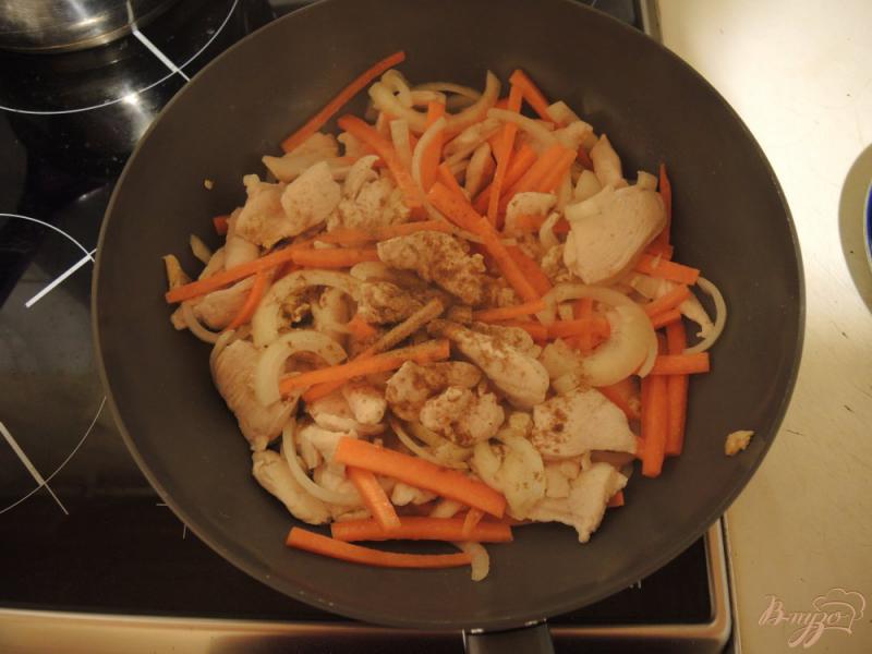 Фото приготовление рецепта: Домашняя яичная лапша с курицей и овощами шаг №17