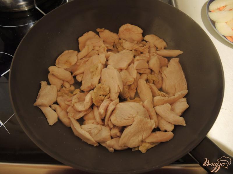 Фото приготовление рецепта: Домашняя яичная лапша с курицей и овощами шаг №16