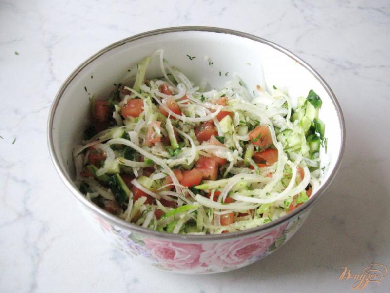 Фото приготовление рецепта: Салат с редькой, огурцом и помидором шаг №7