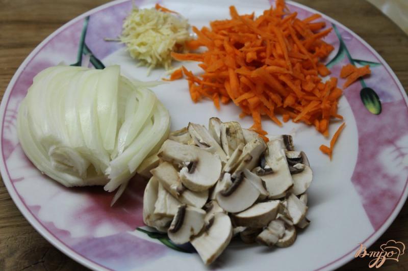 Фото приготовление рецепта: Куриные потроха тушенные с овощами в сметанном соусе шаг №4