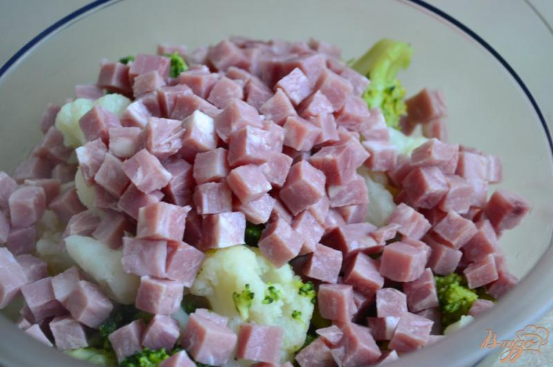Фото приготовление рецепта: Теплый салат с брокколи и цветной капустой шаг №4