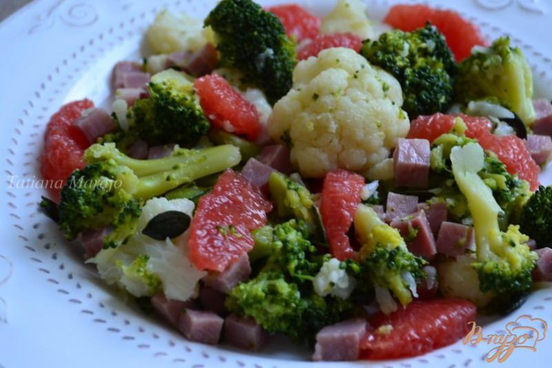 Фото приготовление рецепта: Теплый салат с брокколи и цветной капустой шаг №7