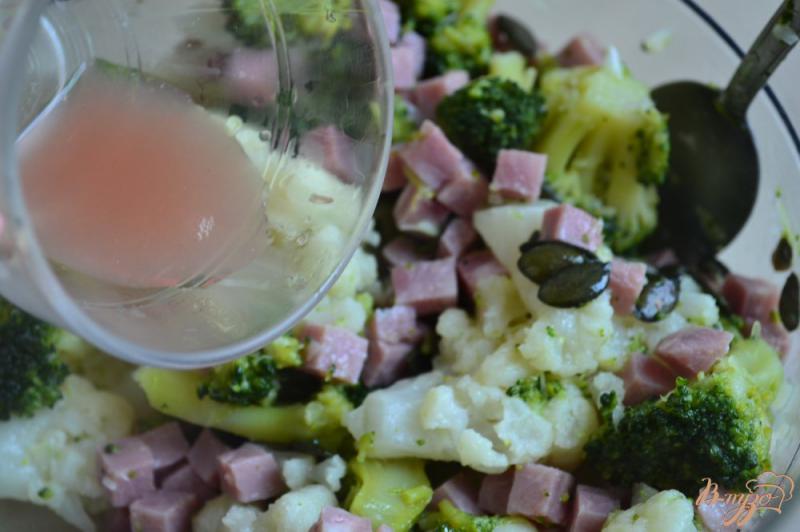 Фото приготовление рецепта: Теплый салат с брокколи и цветной капустой шаг №6