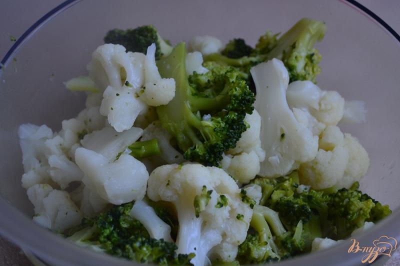Фото приготовление рецепта: Теплый салат с брокколи и цветной капустой шаг №2