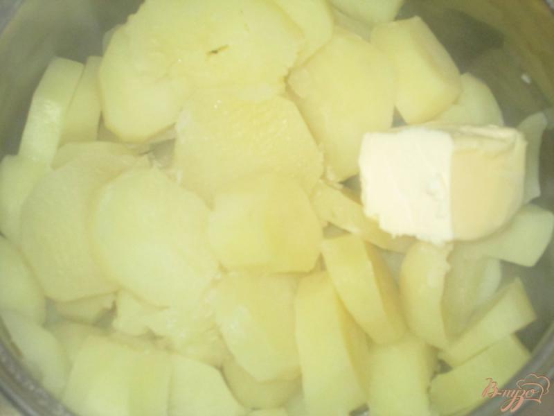 Фото приготовление рецепта: Пирожки с картошкой и фаршем на сковороде шаг №2