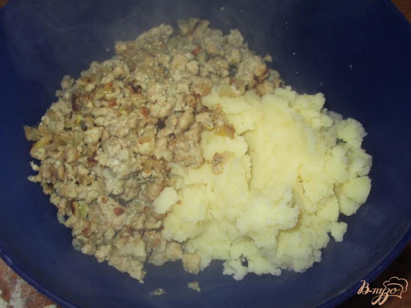 Фото приготовление рецепта: Пирожки с картошкой и фаршем на сковороде шаг №4