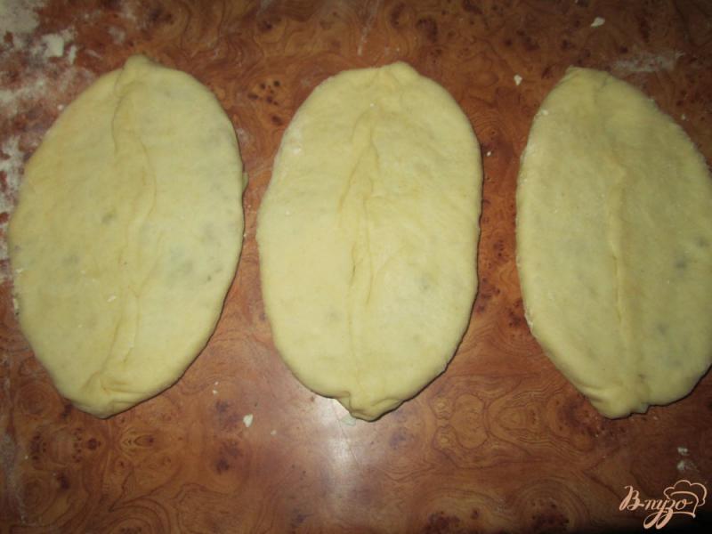 Фото приготовление рецепта: Пирожки с картошкой и фаршем на сковороде шаг №8