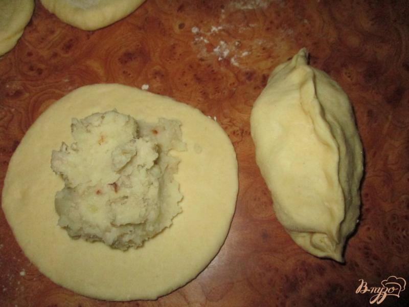 Фото приготовление рецепта: Пирожки с картошкой и фаршем на сковороде шаг №7