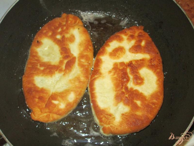 Фото приготовление рецепта: Пирожки с картошкой и фаршем на сковороде шаг №9