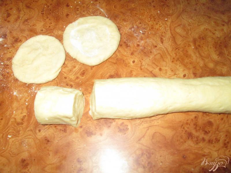 Фото приготовление рецепта: Пирожки с картошкой и фаршем на сковороде шаг №6