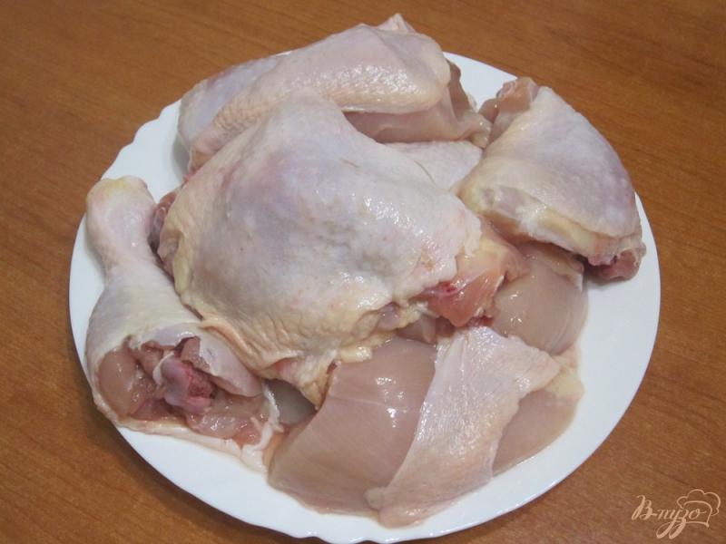 Фото приготовление рецепта: Тушенная курица со сметаной и грибами шаг №2