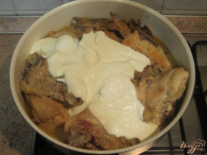 Фото приготовление рецепта: Тушенная курица со сметаной и грибами шаг №6