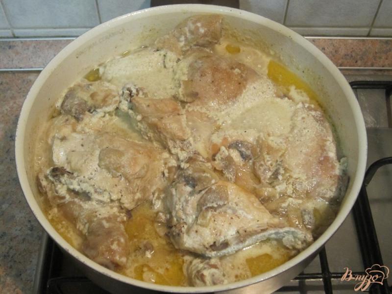 Фото приготовление рецепта: Тушенная курица со сметаной и грибами шаг №7