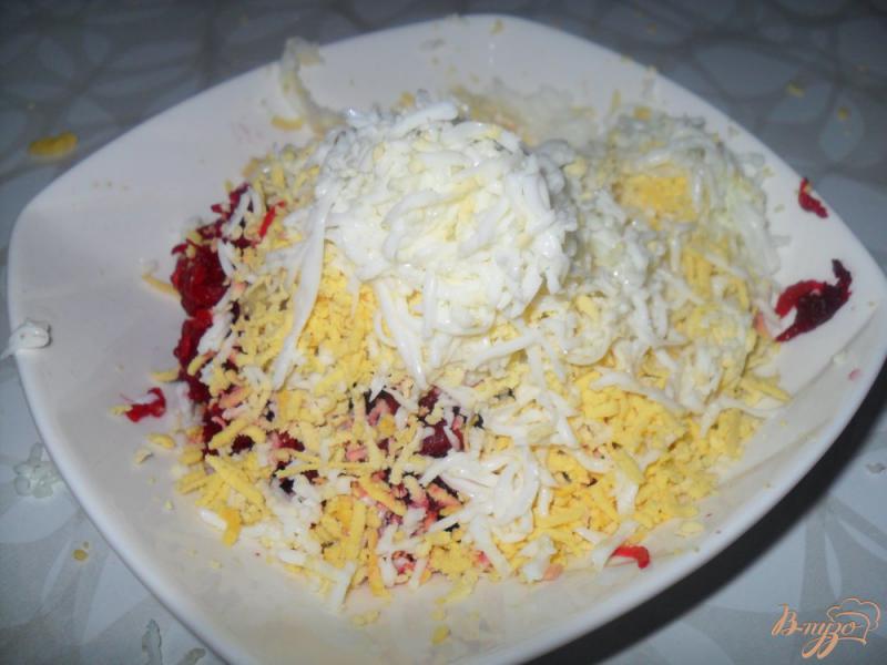 Фото приготовление рецепта: Свекольный салат с чесноком и сыром шаг №3