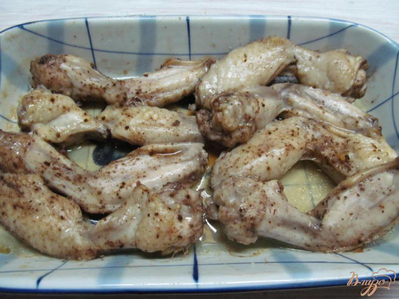 Фото приготовление рецепта: Куриные крылья в медовом соусе шаг №4