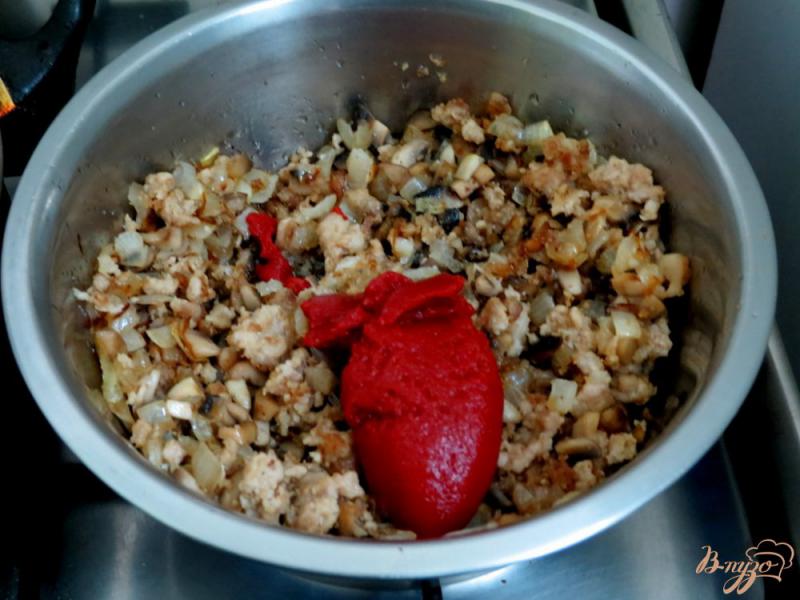 Фото приготовление рецепта: Каннеллони с фаршем и грибами шаг №9