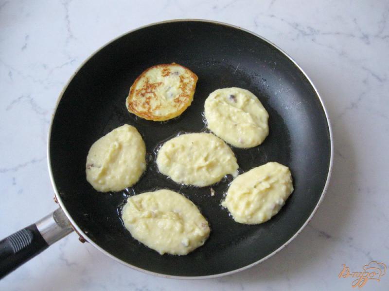 Фото приготовление рецепта: Картофельные оладьи со сметаной. шаг №7