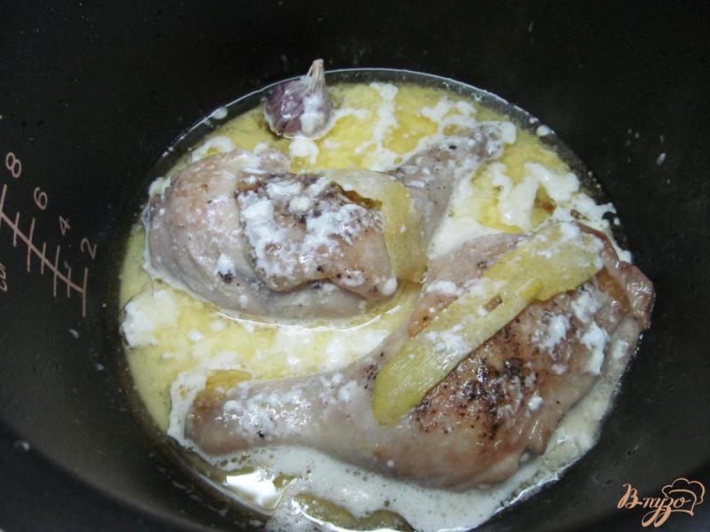 Фото приготовление рецепта: Куриные окорочка в молоке шаг №5