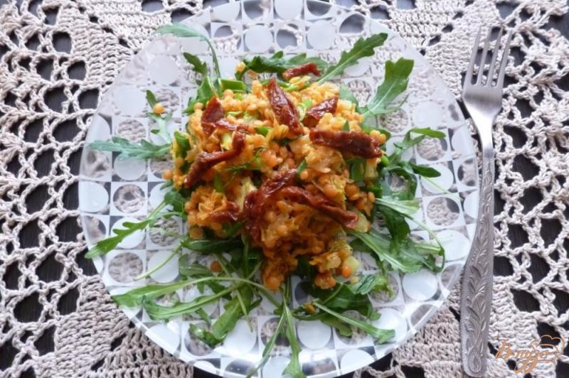 Фото приготовление рецепта: Салат из красной чечевицы с вялеными помидорами шаг №6